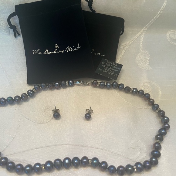 Polynesian Black Pearls with stud earrings - Picture 7 of 9